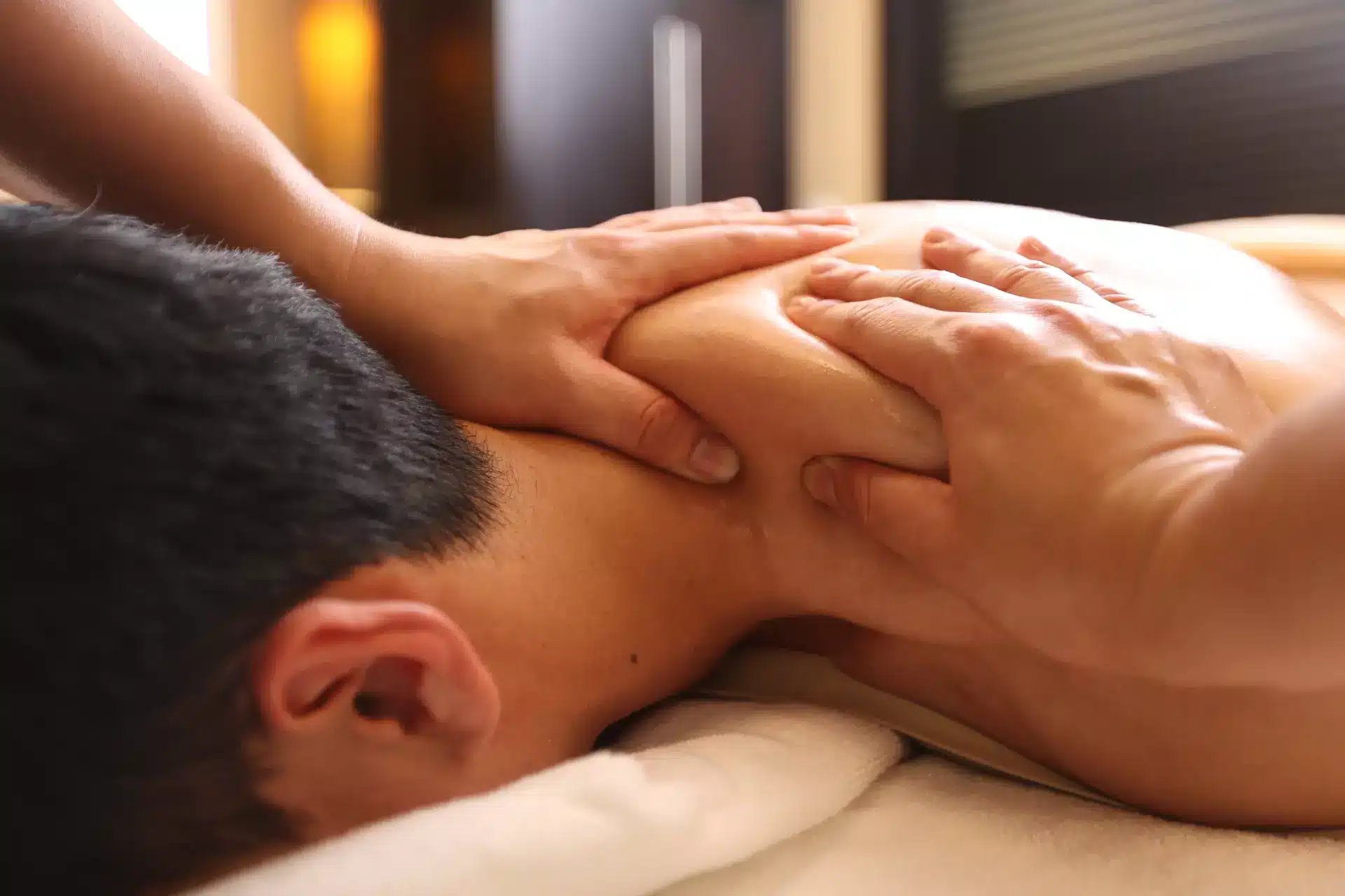 Difference Between Oil Massage and Aromatherapy Massage?